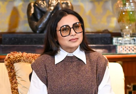 एयरपोर्ट पर बेटी आदिरा की फोटो खींची तो भड़कीं रानी मुखर्जी, फोटोग्राफर्स से बोलीं- 'प्राइवेसी का सम्मान करें'