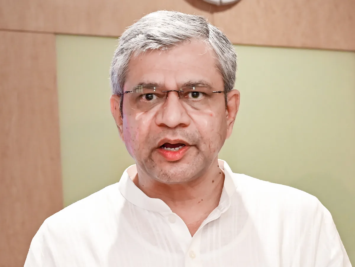 अश्लील कंटेंट पर बड़ी कार्रवाई: सरकार ने दो साल में 50 OTT ऐप्स पर लगाया बैन