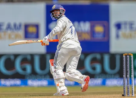 IND vs SL: लाहिरू कुमारा की बाउंसर ने ऋषभ पंत को किया घायल, कलाई में चोट के बाद मैदान से बाहर