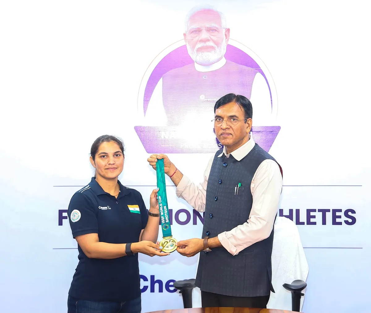 ISSF वर्ल्ड कप में गोल्ड जीतने वाली शूटर ईशा सिंह और नीरू ढांडा सम्मानित, खेल मंत्री ने दिलाया हरसंभव मदद का भरोसा