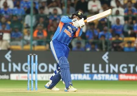 अभिषेक शर्मा ने बनाया T20I का अनोखा वर्ल्ड रिकॉर्ड, पहली ही गेंद पर छक्का लगाने में बने नंबर-1